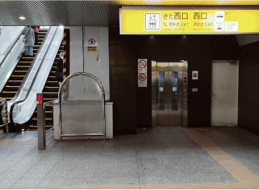 横浜駅北口から、きた西口行きエレベータに乗り2階でおります。